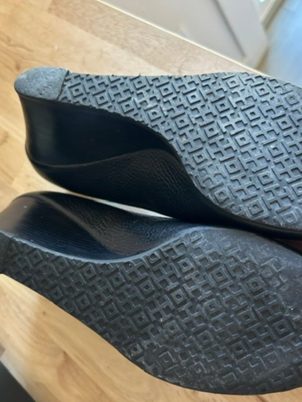 Tory Burch Sally Black Pebbled Leather Peep-Toe Wedges Silver Logo Medallion 9M - Picture 6 of 6